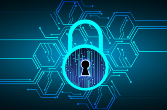 Ein leuchtendes Vorhängeschloss mit Schlüsselloch befindet sich zentriert vor einem digitalen Leiterplattenhintergrund und symbolisiert Cybersicherheit und Datenschutz. Blaue sechseckige Schaltungsmuster umgeben das Schloss vor einem dunklen Farbverlaufshintergrund.