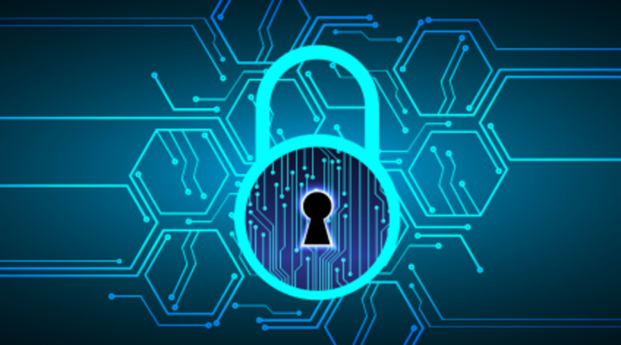 Ein leuchtendes Vorhängeschloss mit Schlüsselloch befindet sich zentriert vor einem digitalen Leiterplattenhintergrund und symbolisiert Cybersicherheit und Datenschutz. Blaue sechseckige Schaltungsmuster umgeben das Schloss vor einem dunklen Farbverlaufshintergrund.