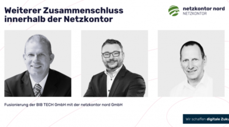 Drei Männer in Business-Kleidung sind in Schwarz-Weiß-Porträts nebeneinander auf grau-weißem Hintergrund zu sehen. Ein Text kündigt eine Fusion innerhalb von NetzKontor an, einschließlich Logos und einem Slogan zur Gestaltung der digitalen Zukunft.