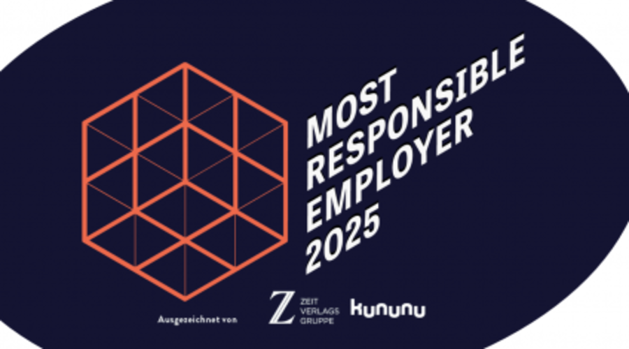 Ein geometrischer orangefarbener Würfel mit dem Text „Verantwortungsvollster Arbeitgeber 2025“ auf dunklem Hintergrund sowie Logos der Zeit Verlagsgruppe und von Kununu am unteren Rand.